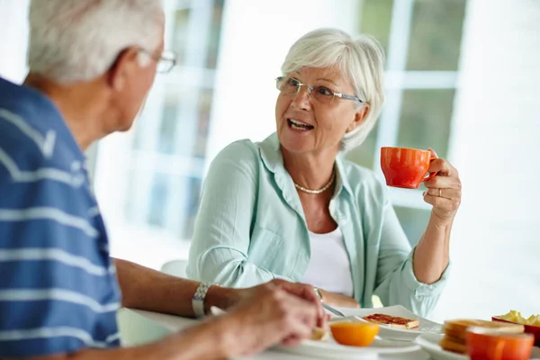 Het leven begint na de koffie. Gehakt schot van een senior paar dat ontbijt eet. — Stockfoto