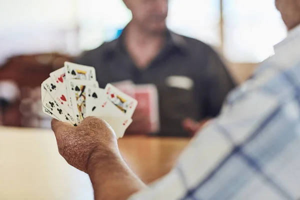 Посмотри на эту руку. Обрезанный снимок пожилых людей, играющих в покер в доме престарелых. — стоковое фото