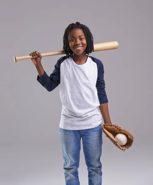 Bereit, einen Ball zu haben. Studioaufnahme eines kleinen Jungen mit Baseballausrüstung. — Stockfoto