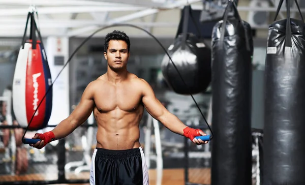 Boxning är hela hans liv. En träningsbild av en atletisk ung man. — Stockfoto