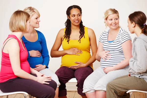 彼らの希望と夢を話し合う。自分の気持ちを共有するために一緒に座っている妊婦のグループ. — ストック写真