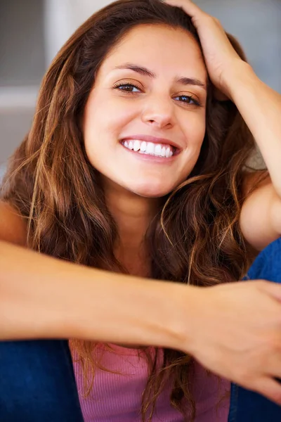 Aantrekkelijke jonge vrouw die lacht. Portret van een aantrekkelijke jonge vrouw zittend en lachend. — Stockfoto