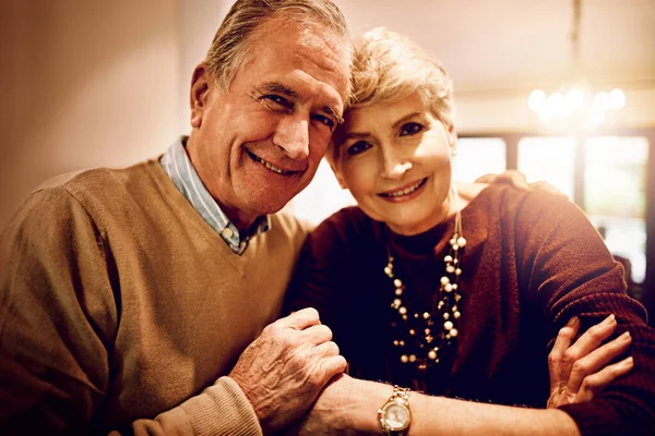 깊이 사랑하는 사람들은 결코 늙지 않습니다. 집에서 포옹하고 있는 연로 한 부부의 모습이 스쳐 지다. — 스톡 사진