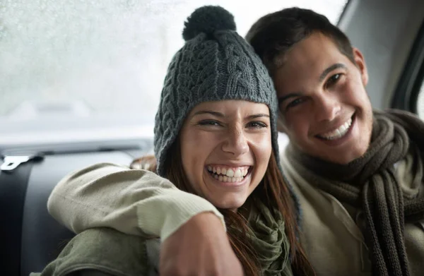Erwärmt von Liebe. Ein junges Paar sitzt im Auto, während es regnet. — Stockfoto
