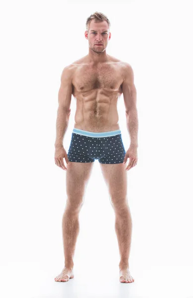 Addominali e corpo perfetti. Studio girato di un modello maschile in biancheria intima isolato su bianco. — Foto Stock