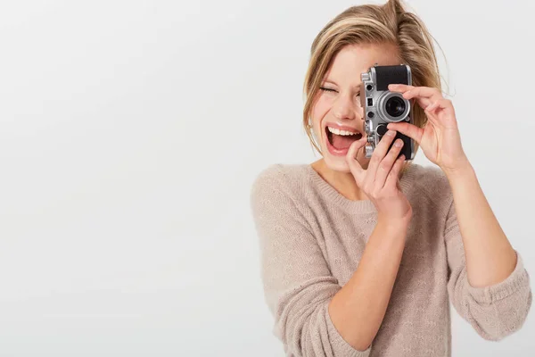 Lächeln Sie mich an. Eine junge Frau macht ein Foto von Ihnen neben dem Copyspace. — Stockfoto