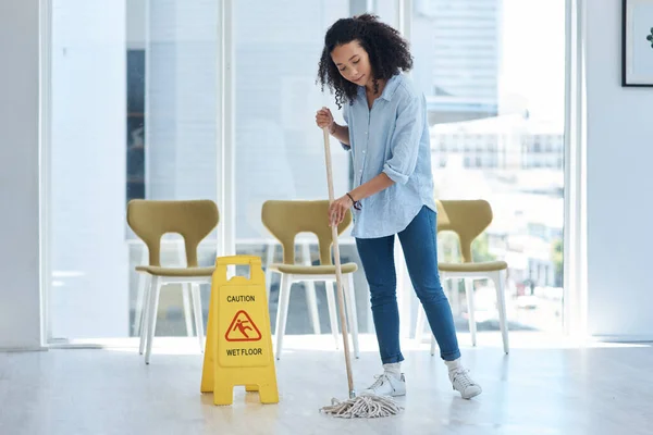 Tengo que tener cuidado de no resbalar. Un disparo de una joven fregando su piso en casa. — Foto de Stock