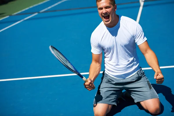 Gagner. Tournage d'un homme célébrant la victoire dans un match de tennis. — Photo