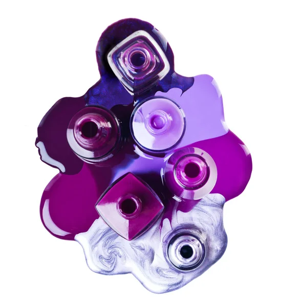 El morado está en esta temporada. Estudio de esmalte de uñas con charcos a su alrededor. — Foto de Stock