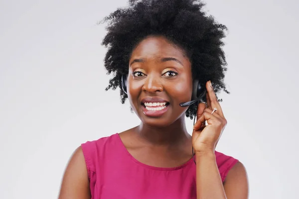 Az a hívás, ami csak a furcsaságokat tárcsázza. Stúdió portré egy vonzó fiatal női ügyfélszolgálati képviselő visel headset szürke háttér. — Stock Fotó