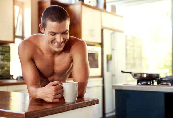 Nada o faz feliz como o café. Cortado tiro de belo jovem sem camisa homem bebendo uma xícara de café na cozinha em casa. — Fotografia de Stock