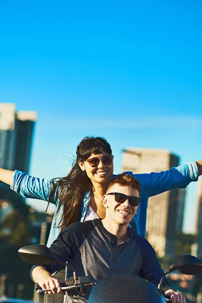 Тебе никогда не будет скучно жить в городе. Обрезанный снимок молодой пары на прогулке по городу. — стоковое фото