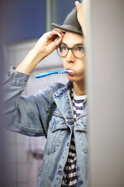 Empezando su día. Joven de moda preparándose para el día cepillándose los dientes. —  Fotos de Stock