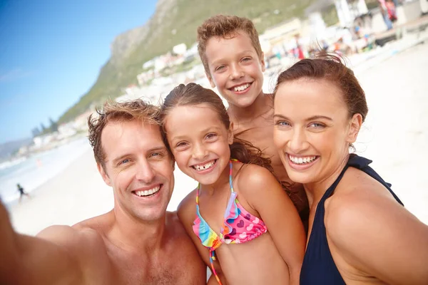 Diz Beach. Uma família feliz tirando uma selfie na praia. — Fotografia de Stock