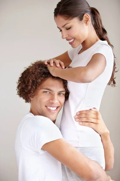 Ela é a única para mim. Um jovem casal étnico feliz abraçando uns aos outros de uma forma lúdica. — Fotografia de Stock