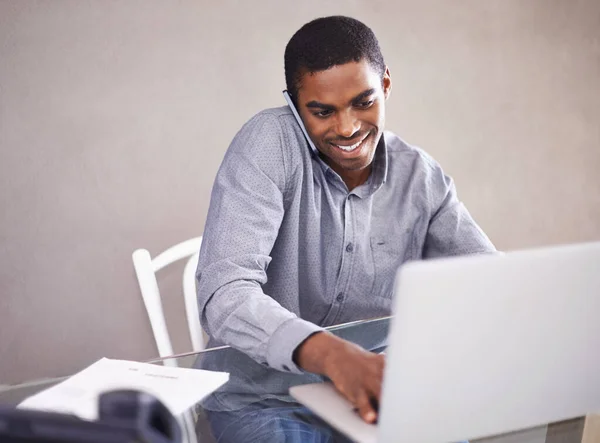 Ik doe wat extra uren thuis. Foto van een knappe jongeman die thuis aan zijn laptop werkt. — Stockfoto