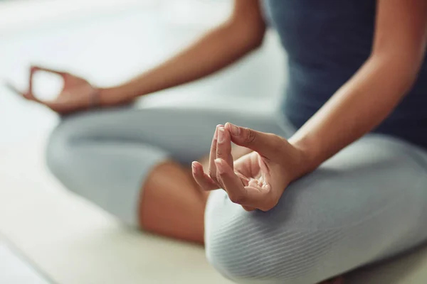 Låt kraften av zen upplysa dig. Skjuten av en oigenkännlig kvinna som utövar yoga hemma. — Stockfoto