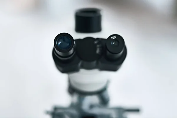 Plaats je ogen zo dicht als je kunt. Stillevens opname van het oculair op een microscoop in een laboratorium. — Stockfoto