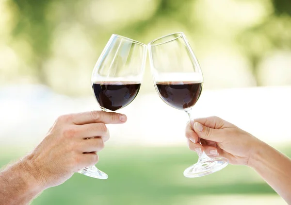 Для нас. Обрізаний вид пари рук тости з двома келихами вина . — стокове фото