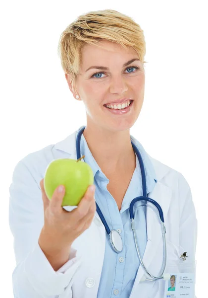 Erbjuder dig chansen till ett hälsosammare liv. En ung leende läkare som håller ett grönt äpple. — Stockfoto