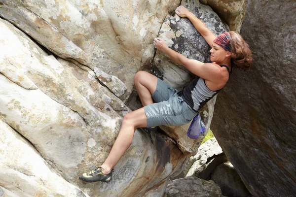 Uma manobra desafiadora. Um alpinista pendurado num penhasco. — Fotografia de Stock