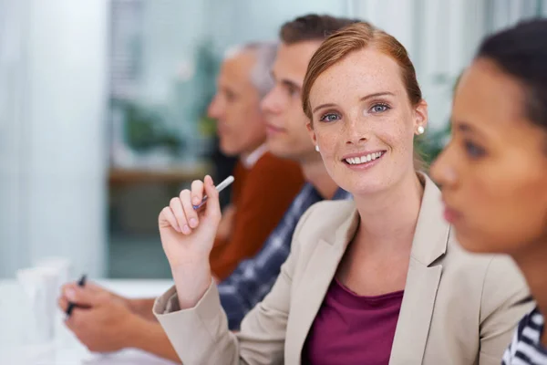 Взять эту команду на вершину. Снимок деловой женщины, улыбающейся в камеру во время встречи со своими коллегами. — стоковое фото