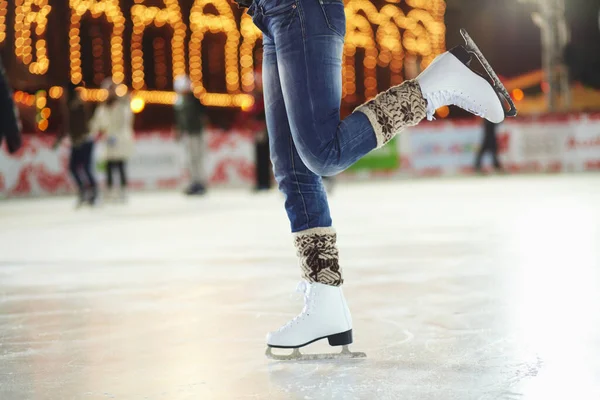 Grace op schaatsen. Gehakt schot van een jonge vrouw schaatsen op een ijsbaan. — Stockfoto