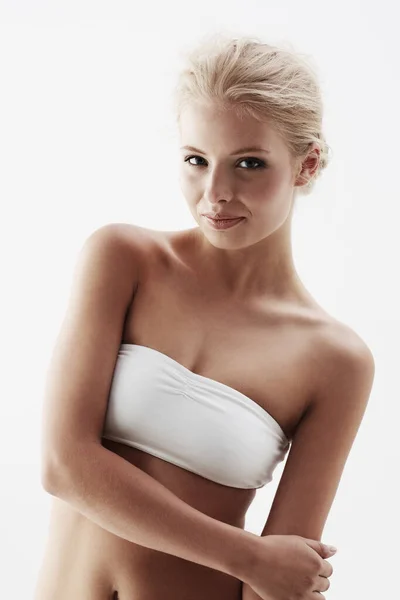 Naturlig och elegant i studio. En söt ung blond kvinna isolerad på en vit bakgrund. — Stockfoto