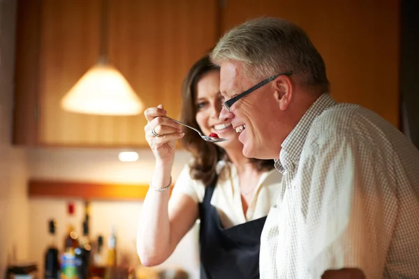 Try this. Cropped shot of a senior couple cooking in the kitchen. — Stock Photo, Image