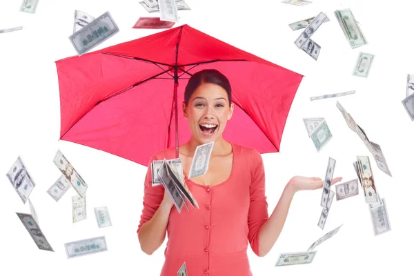 Hepimizin istediği şeyi. Kırmızı şemsiyeli genç ve güzel bir kadın. Para yağıyor.. — Stok fotoğraf