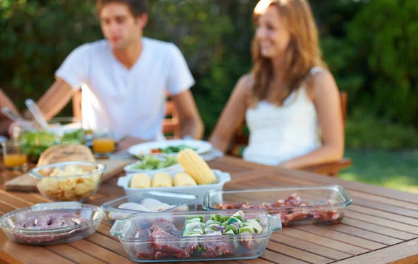 O churrasco perfeito. Casal adolescente sorridente compartilhando um almoço saudável juntos foco em primeiro plano. — Fotografia de Stock