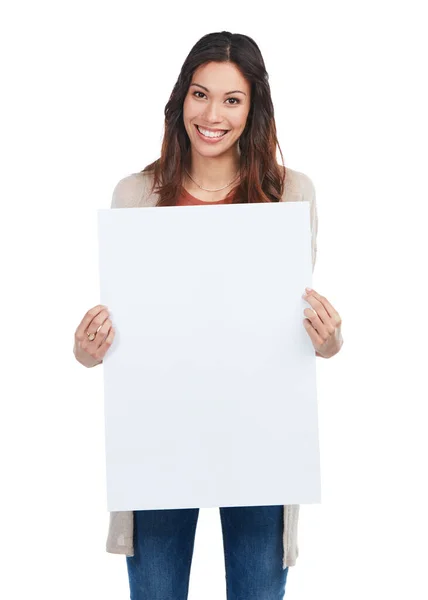 Рад поддержать твою идею. Портрет уверенной молодой женщины, держащей пустой белый знак в студии. — стоковое фото