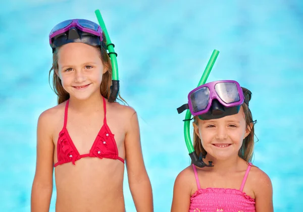 Rocas de verano. Dos niñas lindas en sus trajes de baño en la piscina. — Foto de Stock