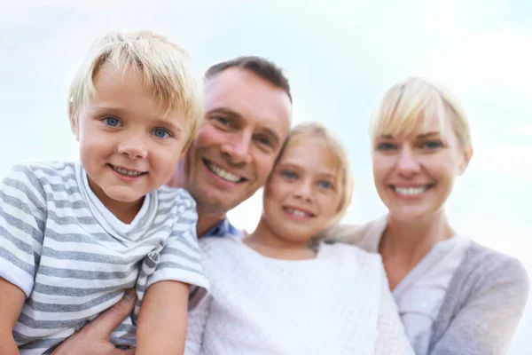 Ze zijn zo 'n gelukkig gezin. Een gelukkig gezin van twee generaties glimlachend buiten. — Stockfoto