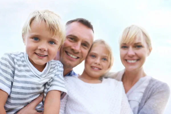 Eles são uma família tão feliz. Uma família feliz de duas gerações sorrindo ao ar livre. — Fotografia de Stock