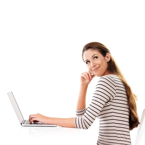 Ονειρευόμουν την επιτυχία. Στιγμιότυπο μιας νεαρής γυναίκας που χρησιμοποιεί φορητό υπολογιστή σε λευκό φόντο. — Φωτογραφία Αρχείου