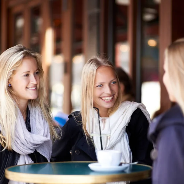 Avoir un rattrapage bien mérité avec mes amis les plus proches. Trois amis assis dans un café se parlent et sourient. — Photo