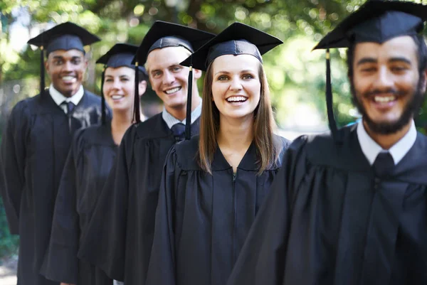 Ze zijn trots afgestudeerden. Een groep gelukkige studenten op afstudeerdag. — Stockfoto