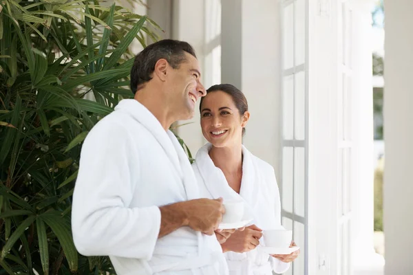 Freude und Entspannung im Day Spa. Aufnahme eines liebevollen reifen Paares, das eine Tasse Kaffee in einem Day Spa genießt. — Stockfoto