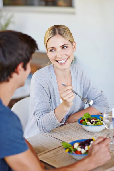 Gezond eten om voor altijd gezond samen te zijn. Shot van een gelukkig jong paar genieten van een gezonde salade samen. — Stockfoto
