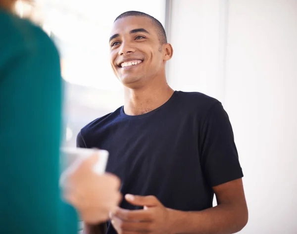 Je discute autour d'un café. Coup de projectile recadré de collègues vêtus occasionnellement bavarder au travail. — Photo