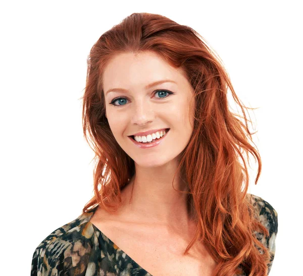 Een fris gezicht van jeugdig vertrouwen. Mooie jonge vrouw met rood haar vrolijk lachend, geïsoleerd op wit - copyspace. — Stockfoto