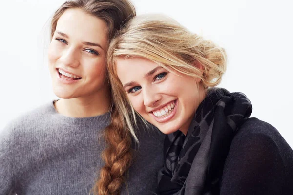 Freunde für immer. Porträt zweier junger Freunde, die in die Kamera lächeln. — Stockfoto