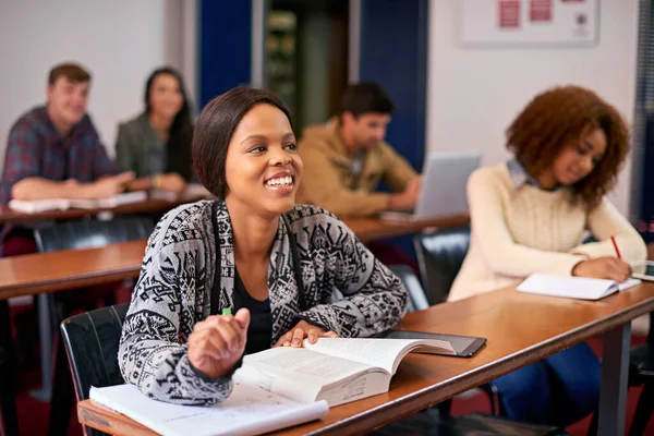 A promover a sua educação. Tiro de um estudante feliz prestando atenção na aula. — Fotografia de Stock