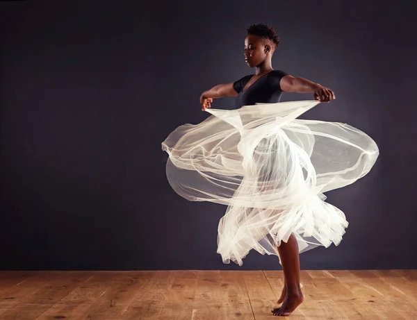 表現の自由。若い女性現代ダンサー劇的な効果のための柔らかい白いスカートを使用して. — ストック写真
