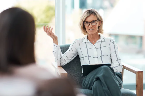 Ripristinare la salute mentale inizia con il parlare. Foto di una psicologa matura che fa una seduta terapeutica con il suo paziente. — Foto Stock