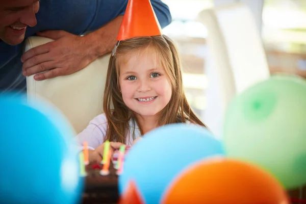 Um ano mais velho e bonito também. Retrato de uma menina feliz desfrutando de uma festa de aniversário em casa. — Fotografia de Stock