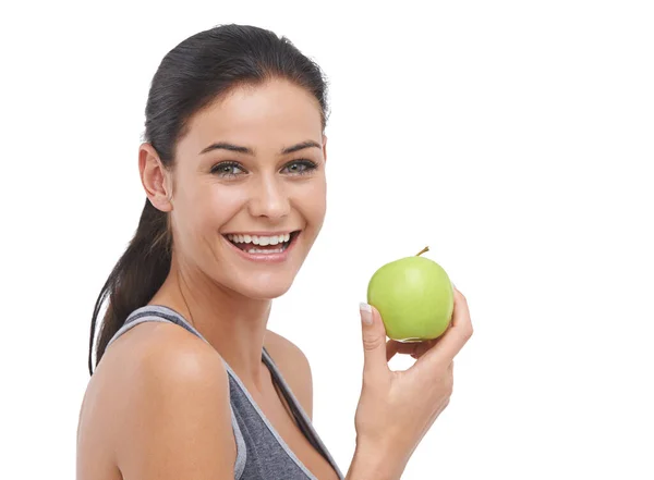 La naturaleza tiene los mejores bocadillos. Retrato de estudio de una joven en forma sosteniendo una manzana. —  Fotos de Stock