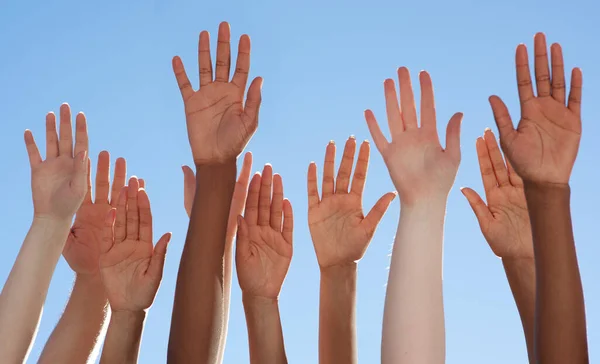 Solidarita prostřednictvím rozmanitosti. Vystřižený záběr různorodé skupiny lidí zvedajících ruce. — Stock fotografie
