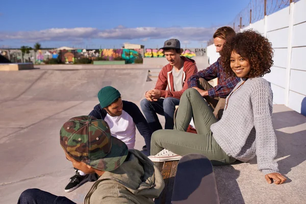 Socialiseren in het skatepark. Opname van een groep vrienden die socialiseren in het skatepark. — Stockfoto